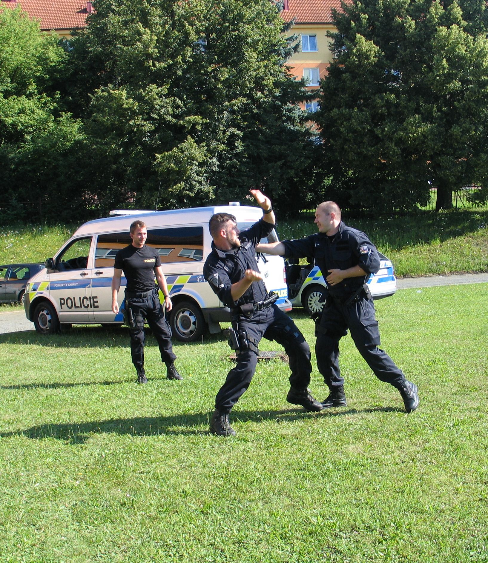 ukázky policejní práce a techniky na letních dětských táborech