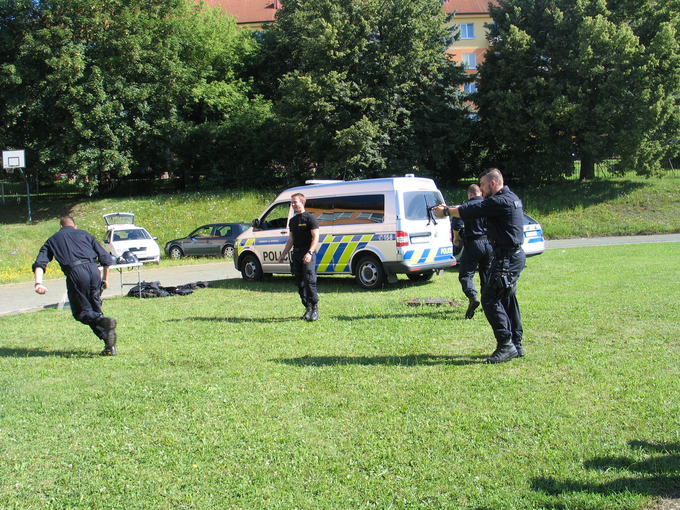 ukázky policejní práce a techniky na letních dětských táborech
