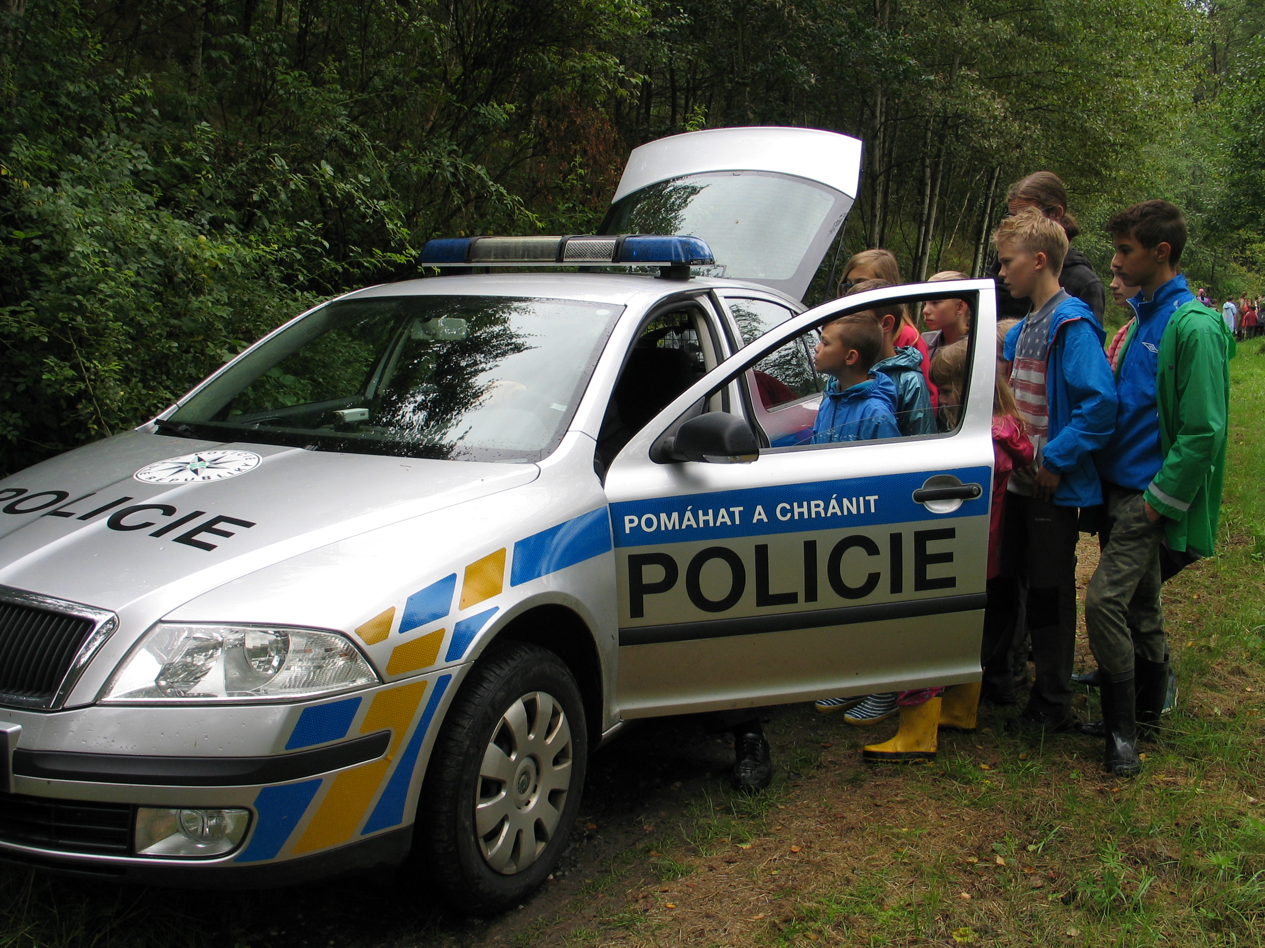ukázky policejní práce a techniky na letních dětských táborech