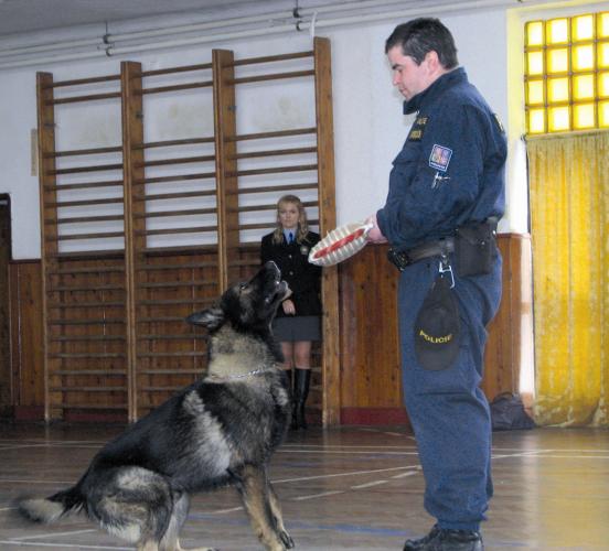 ukázky práce kynologů  na III.ZŠ v JH.jpg