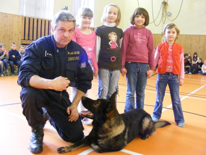 ukázky práce kynologů  na VI.ZŠ v JH.jpg