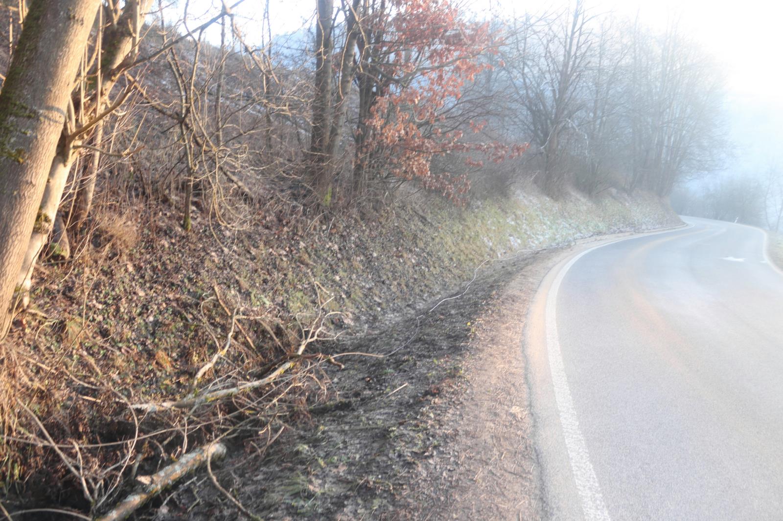 uvolnění elektrický kabel u silnice v Bozkově