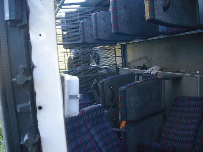 vnitřek havarovaného autobusu
