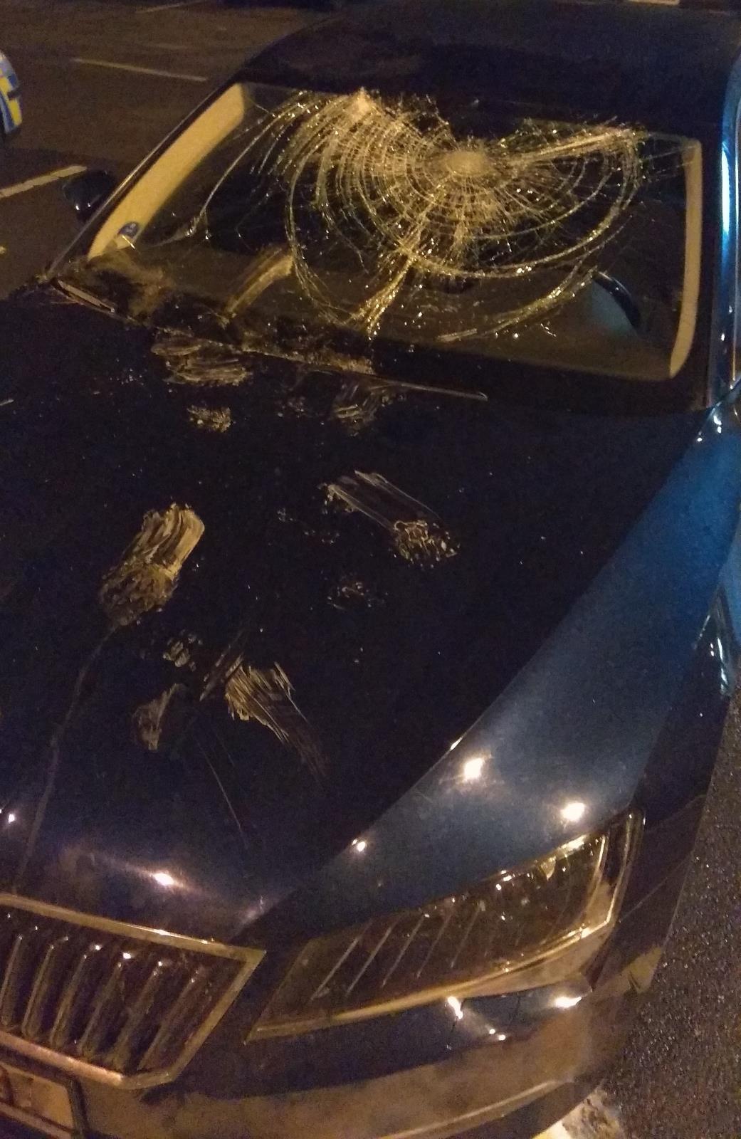 vozidlo poškozené výtržníkem - foto 2