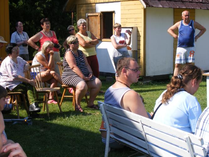všichni se zájmem sledují.JPG