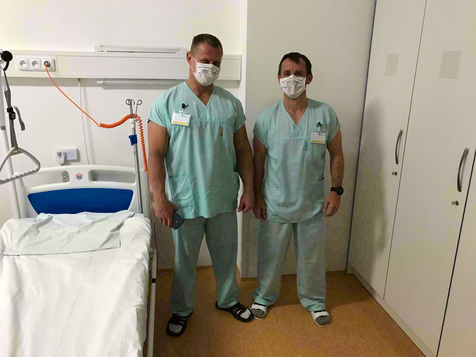 vyměnili uniformu za zdravotnický oblek