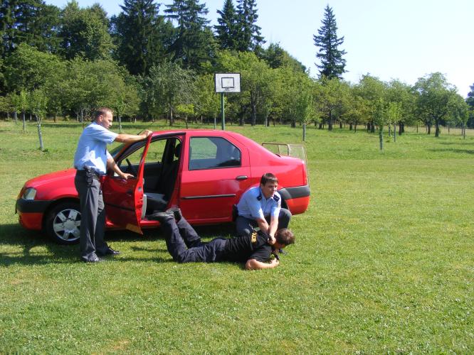 vytažení pachatele z vozidla.JPG