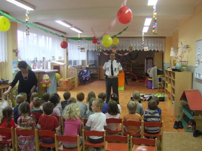 za dětmi ve školce 2