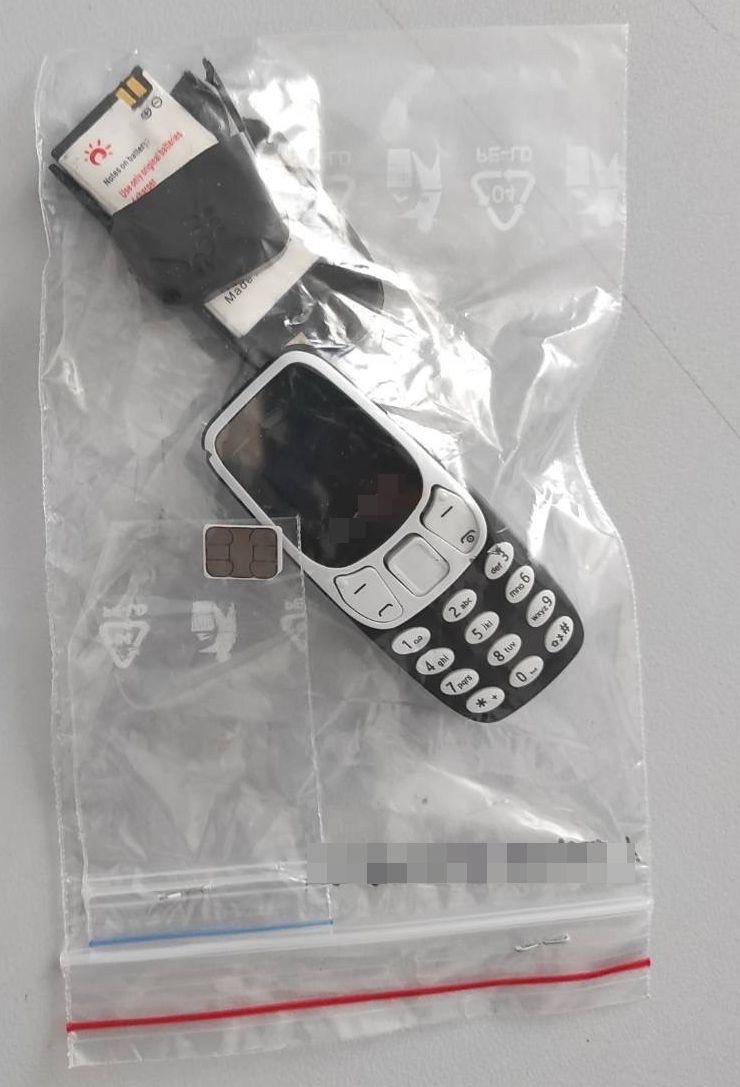 zadržený rozkousaný mini telefon.jpg