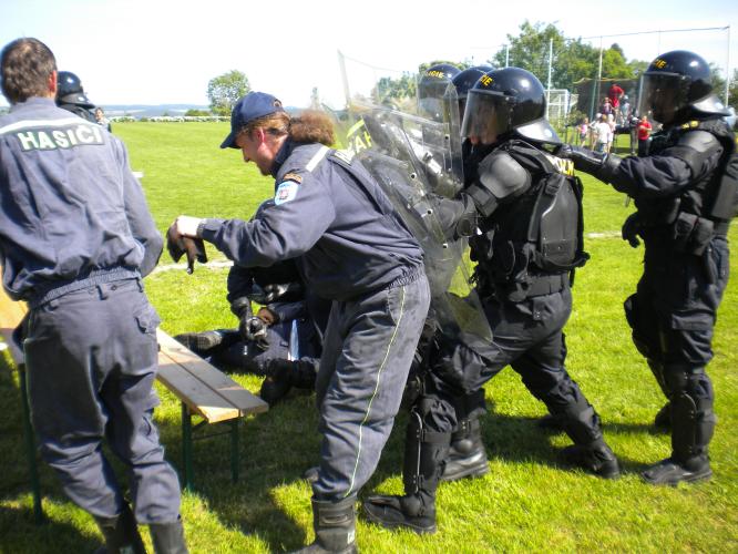 zásah pořádkové jednotky proti demonstrantům