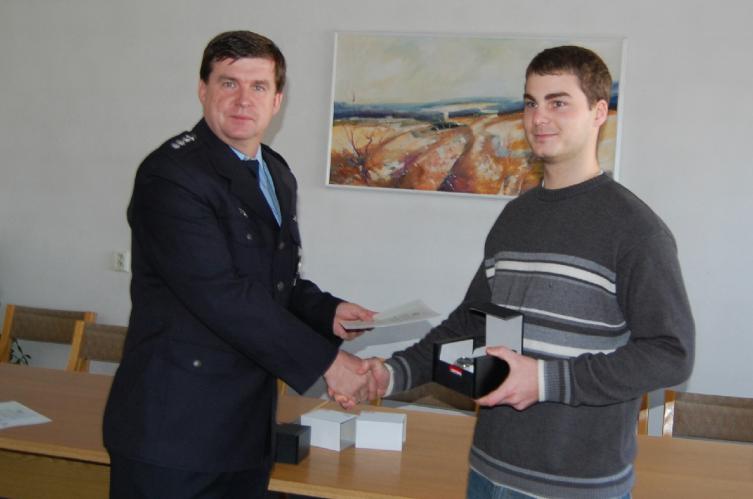 zástupce Policie ČR předává certifikát