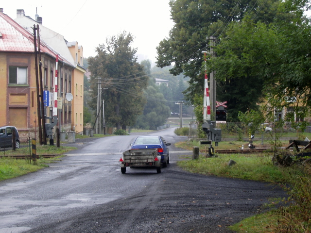 železniční přejezd se závorami