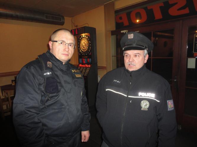 Policejní akce se zúčastnili rovněž vrchní komisař kpt. Bc. Miroslav Dufek ( zprava)  a vedoucí OOP J.Hradec npor. Bc. David Piler.JPG