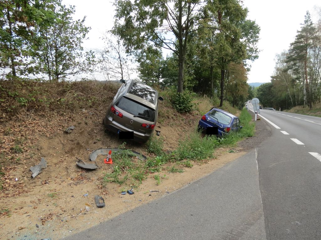 1 13. 9. k.o. Kosova Hora, při předjíždění si řidička nevšimla, že řidič odbočuje vlevo, lehké zranění, škoda 70 tisíc.JPG