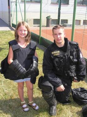 holčička ve vestě 