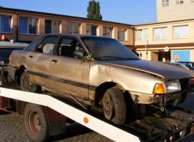 Audi 80 z DN u Globusu Č.B - řidič viník utekl 