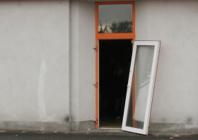 Vloupání do prodejny - vchod.JPG 