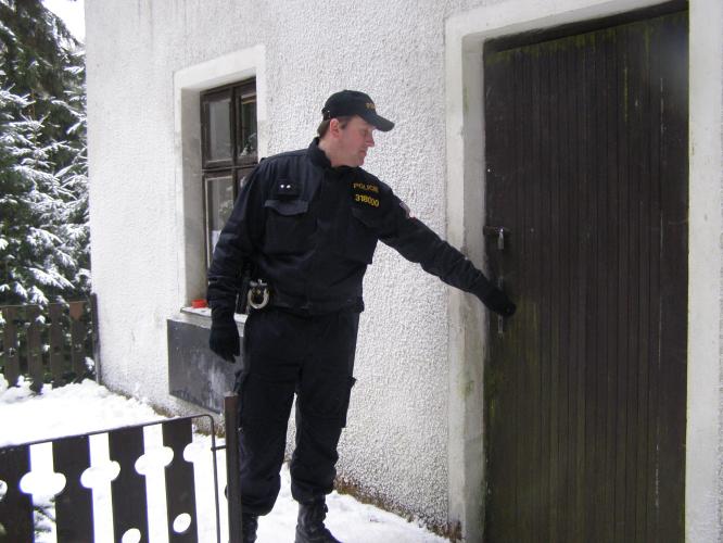 Uzamčené musí být i hlavní dveře..JPG 