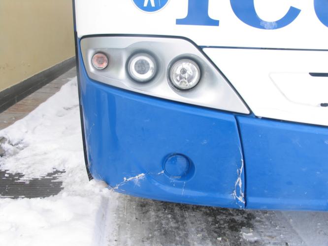 poškozený linkový autobus 