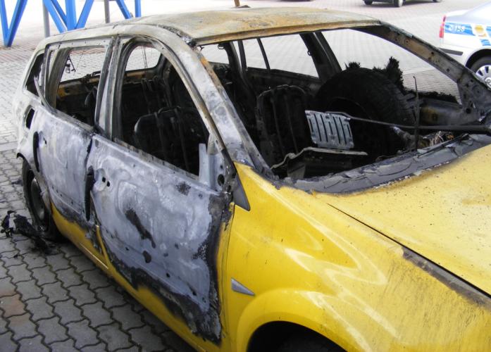 Ohořelé auto zepředu.jpg 